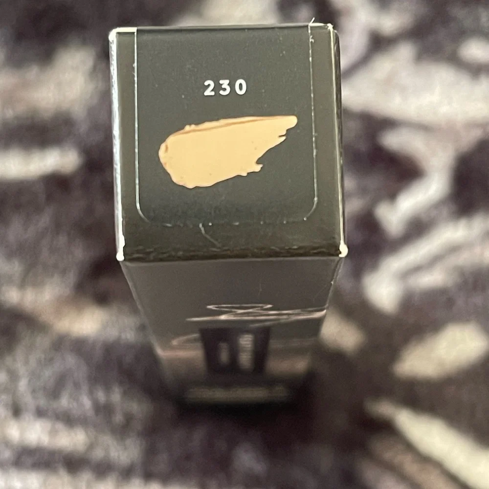 Fenty 230 Pro Filt'r Instant Retouch Concealer